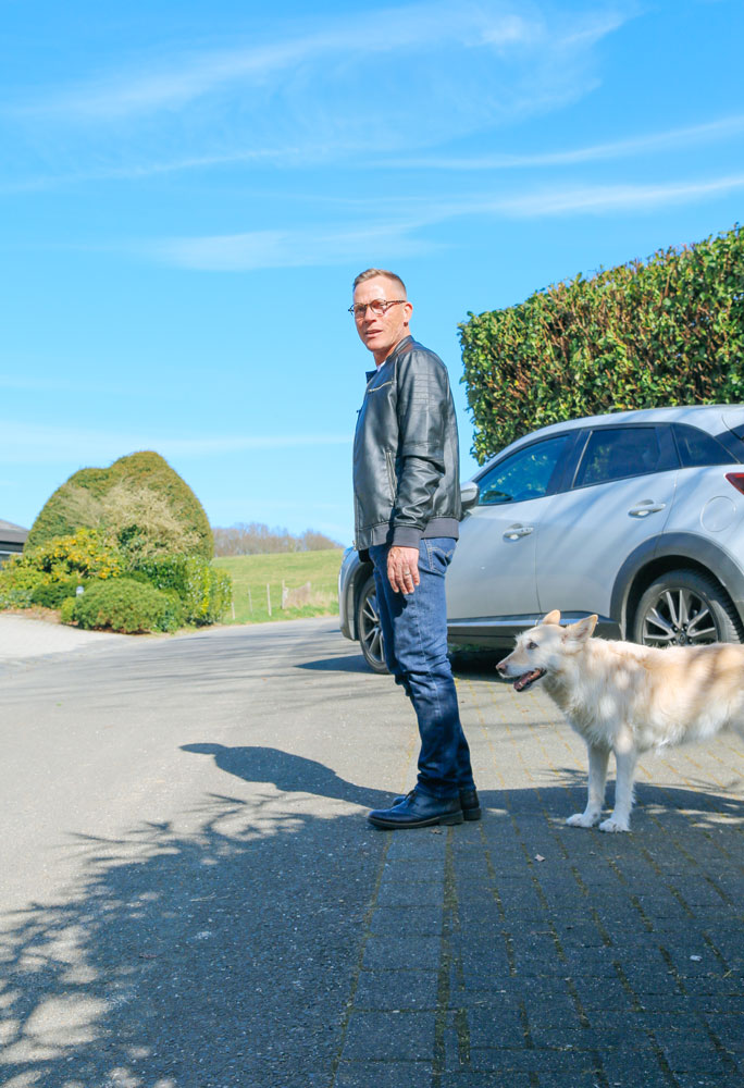Sascha Heller geht mit einem seiner Hunde Gassi
