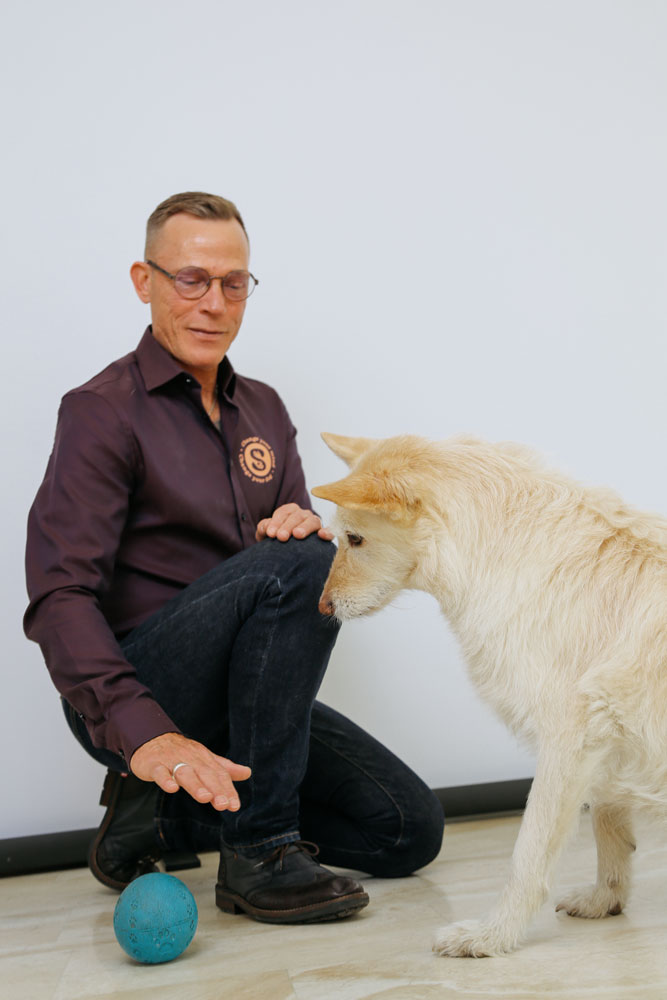 Sascha Heller signalisiert einem seiner Hunde etwas mit seiner Hand